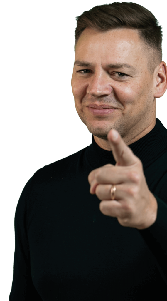 Marcel Rosenbach mit ausgestrecktem Finger